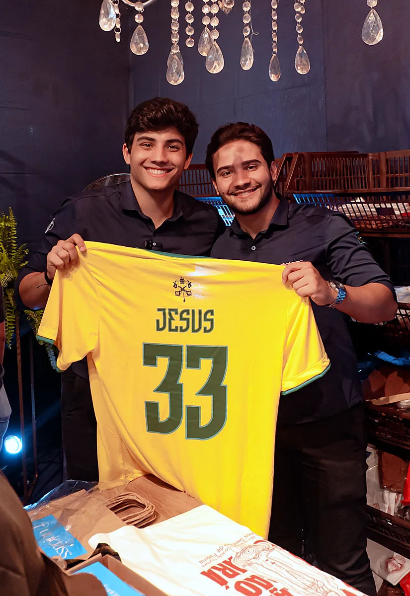 Jovens com camisa personalizada Jesus 33