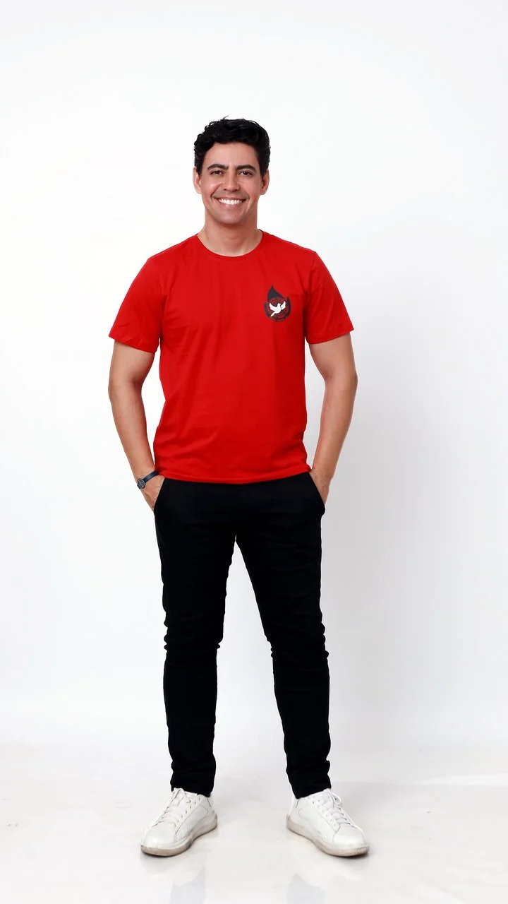 Camiseta Vem Espírito Santo da Uniclass vestida por um modelo